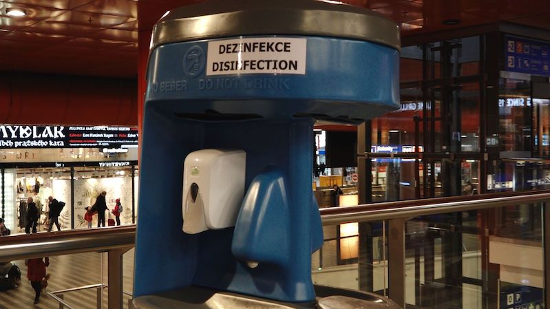 Na stovce nádraží v Česku přibyly kvůli koronaviru stojany s dezinfekcí